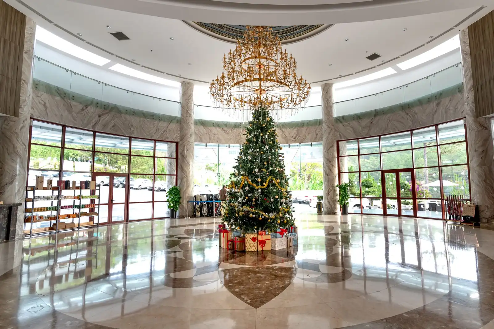 Avelorianresorthall  interior